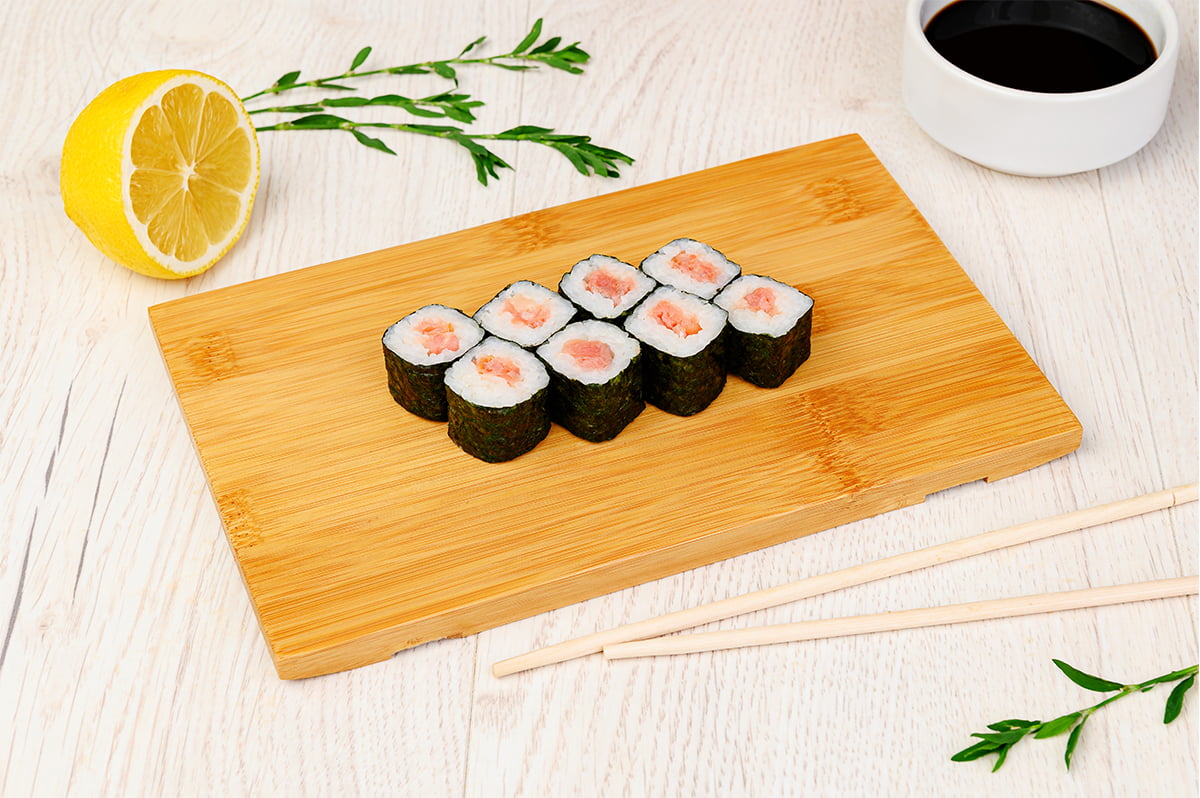 картинка Хосомаки с лососем холодного копчения от магазина Sushi-Love